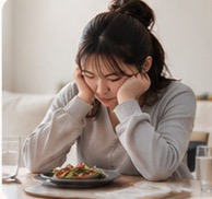 食事を前に悩む女性